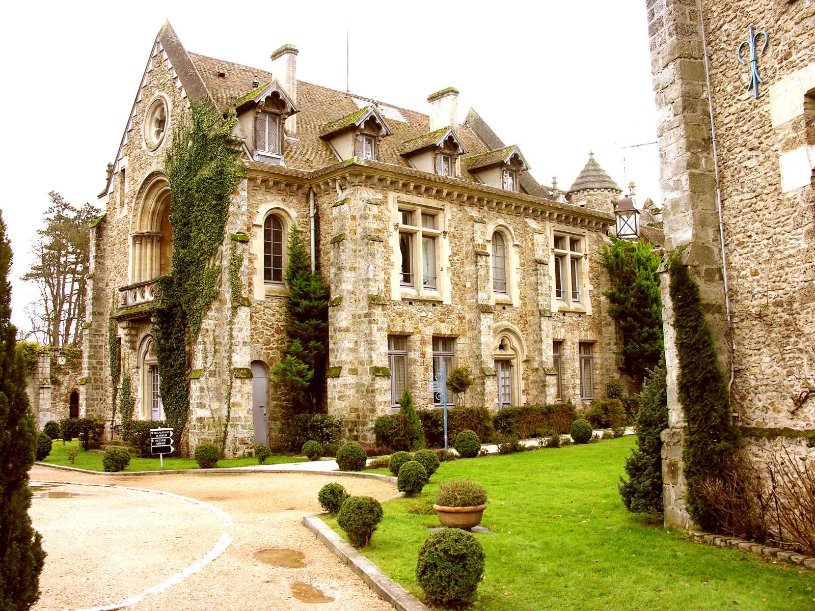 Vaux de Cernay abbey